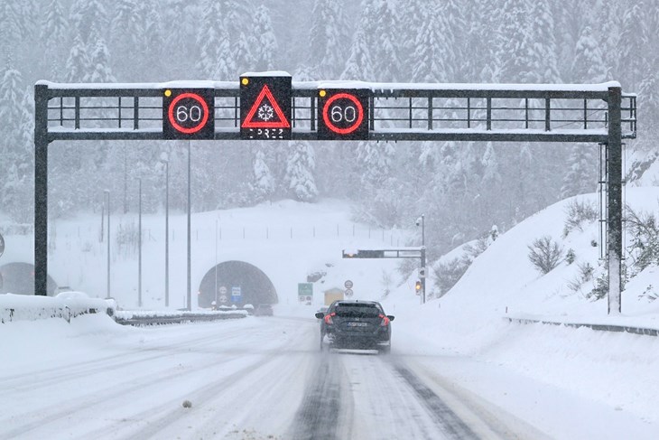 Velike količine snijega otežavaju promet na autocesti A6 (Snimio Boris Kovačev / Cropix)